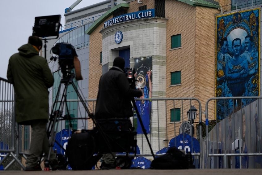 Cámaras de televisión afuera de Stamford Bridge