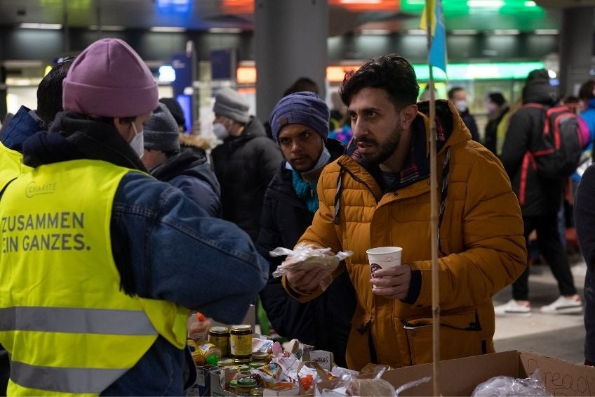 Refugiados de Ucrania recibiendo asistencia