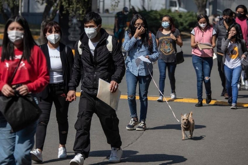 Personas paseando por la Ciudad de México