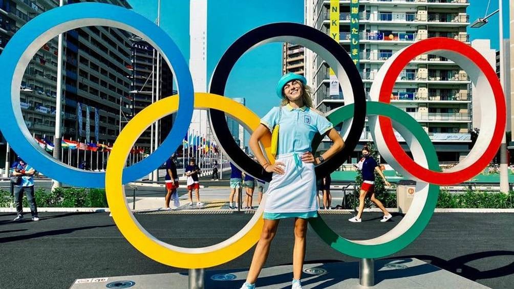 Yulia Levchenko posando con los anillos olímpicos en Tokio