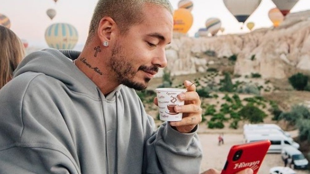 J Balvin posa para Instagram