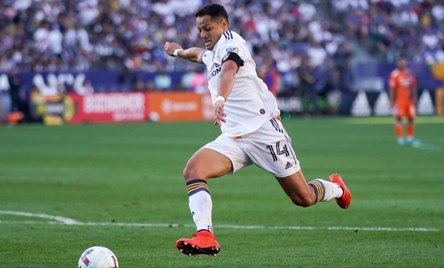 Hernández en juego con el Galaxy