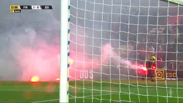 Retiran bengalas de la cancha en el Portimão Estádio