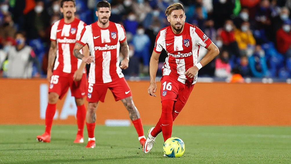 Héctor Herrera durante un duelo con el Atlético 