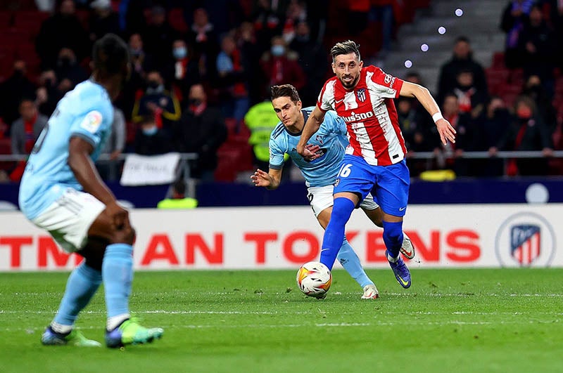 Héctor Herrera durante un duelo con el Atlético 