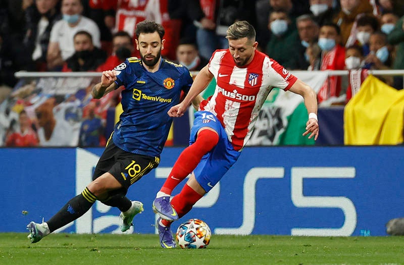 Héctor Herrera durante un duelo con el Atlético 