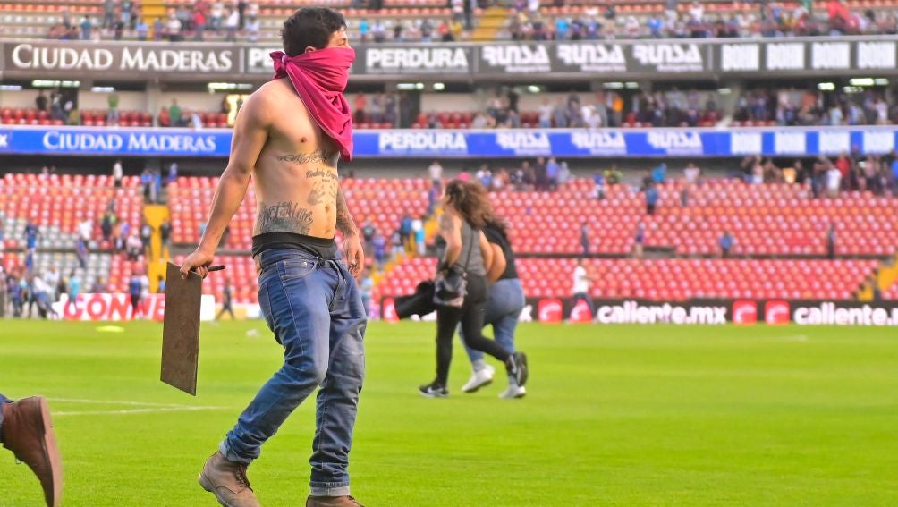 Aficionados invadieron el cancha de la Corregidora