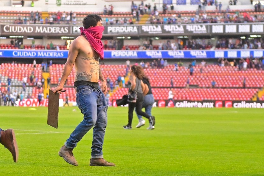 Persona con un fierro como arma en la cancha