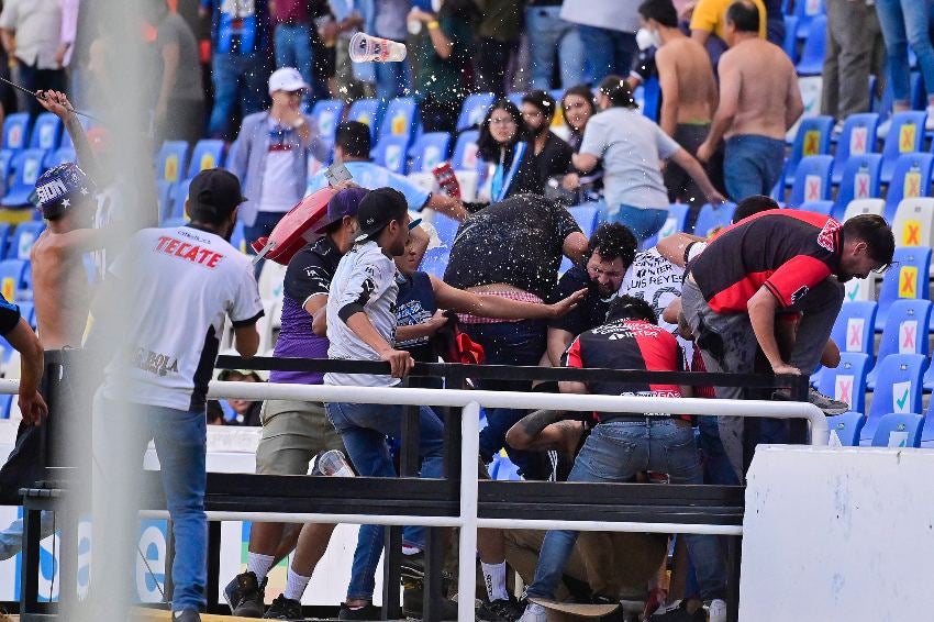 Aficionados en el inicio de la bronca en las gradas 