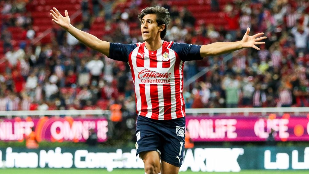 José Juan Macías en festejo con Chivas