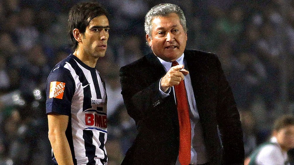 'Chelito' Delgado y Víctor Manuel Vucetich durante partido del Monterrey en 2013