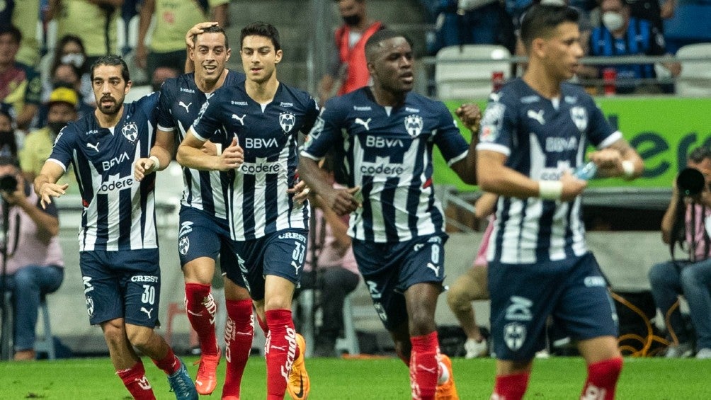 Jugadores de Rayados celebran un gol