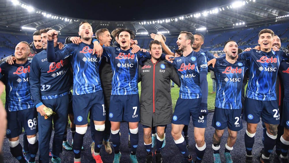 Jugadores del Napoli festejan una victoria 