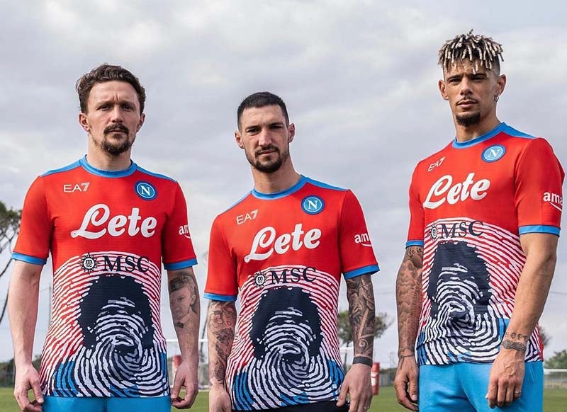 Jugadores del Napoli posan con la nueva camiseta