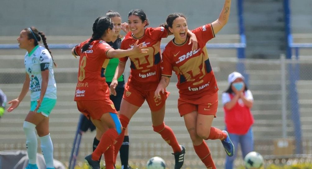 Jugadoras de Pumas festejando