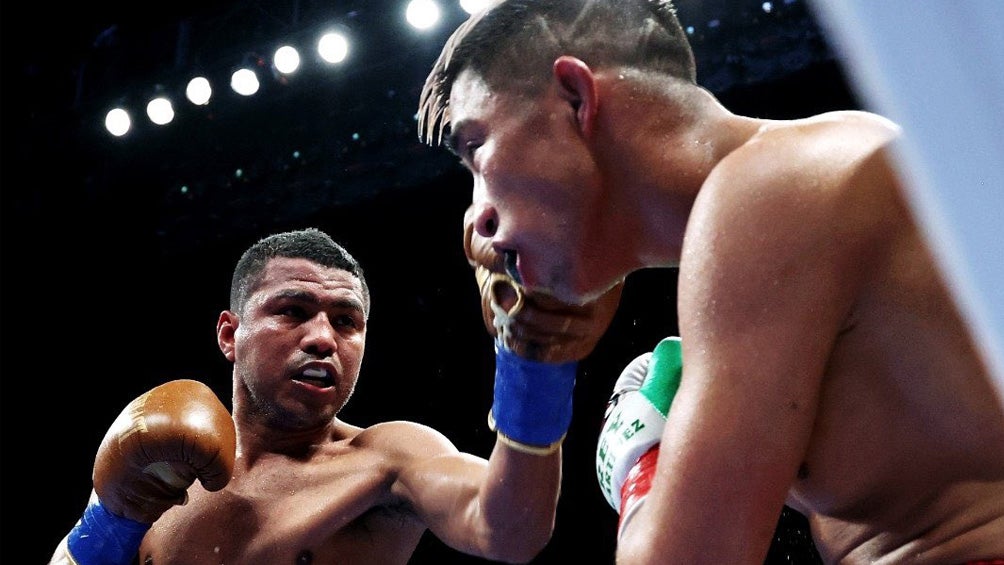 'Chocolatito' González impacta a 'Rey' Martínez