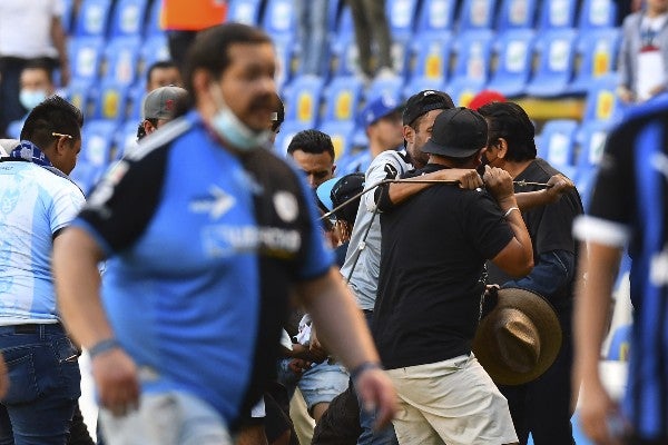 Riña en la cancha del Corregidora