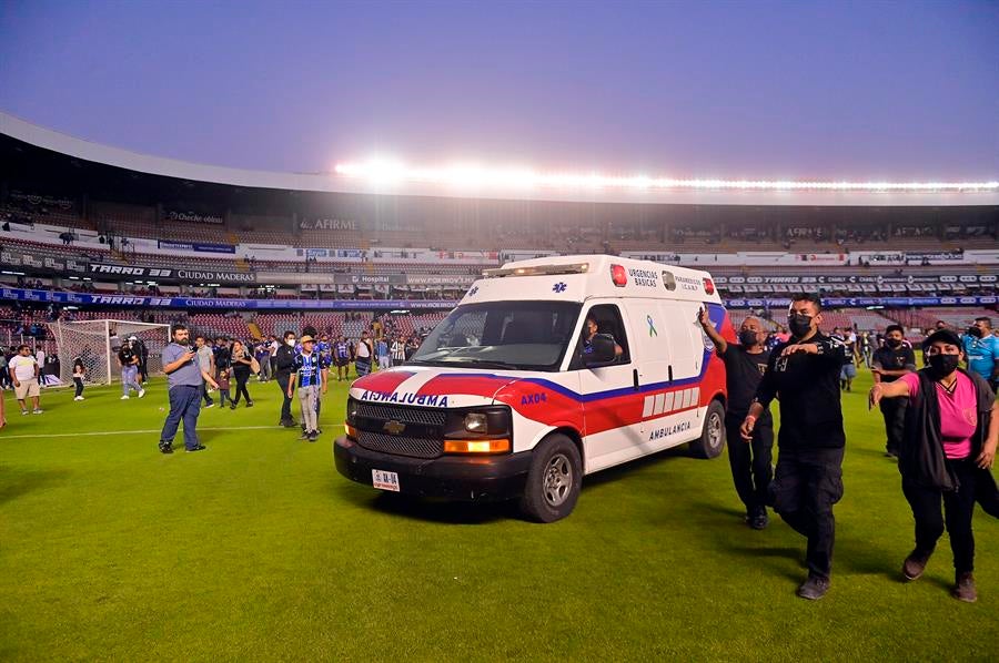 Ambulancia entra al campo