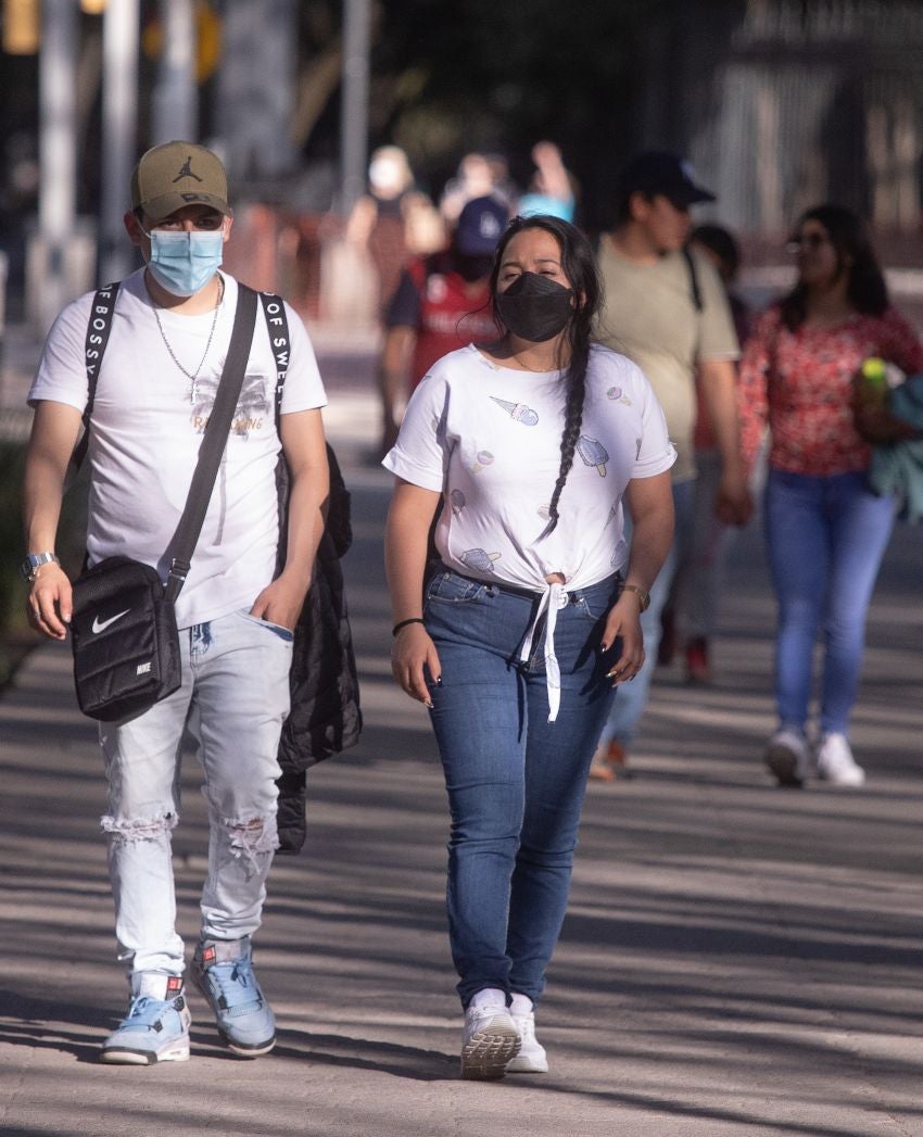 Personas con cubrebocas en el Zócalo 