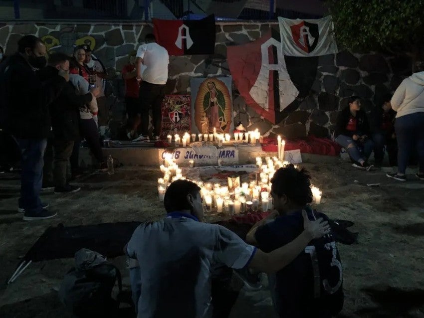 Aficionados de Chivas apoyaron a la afición rojinegra en Guadalajara