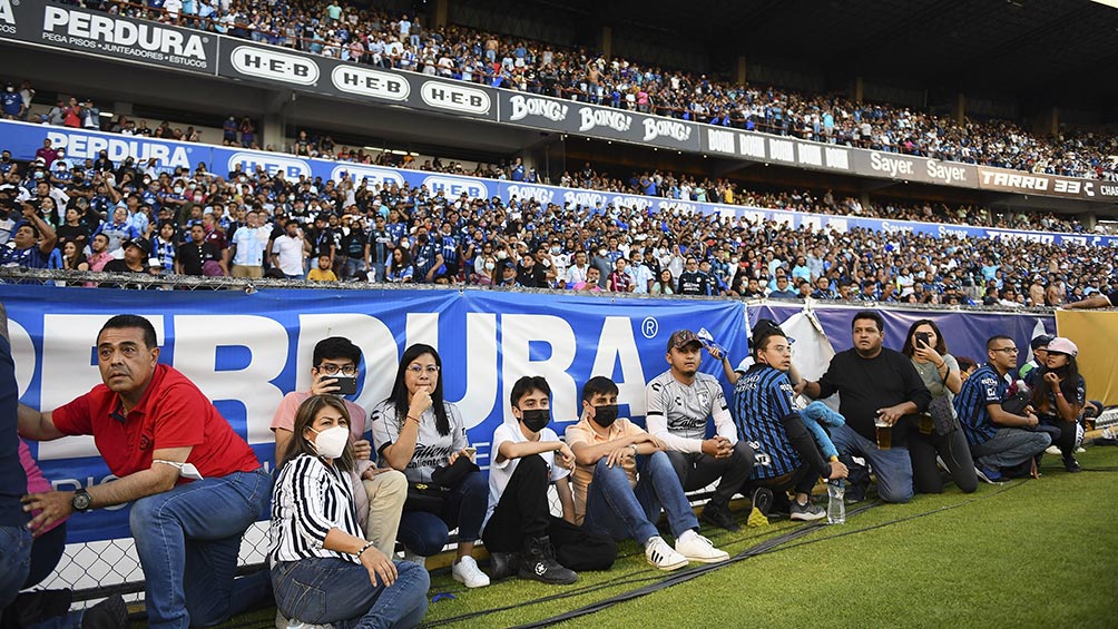 La afición al ingresar a la cancha de La Corregidora