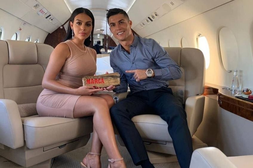 Cristiano Ronaldo y Georgina Rodríguez en el avión