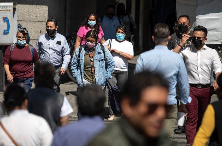 Personas con cubrebocas en el Zócalo 