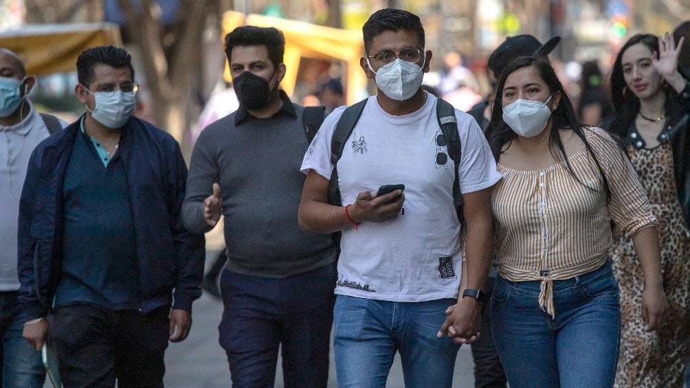 Personas con cubrebocas en el Zócalo 