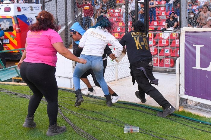 Aficionados invadieron el cancha de la Corregidora