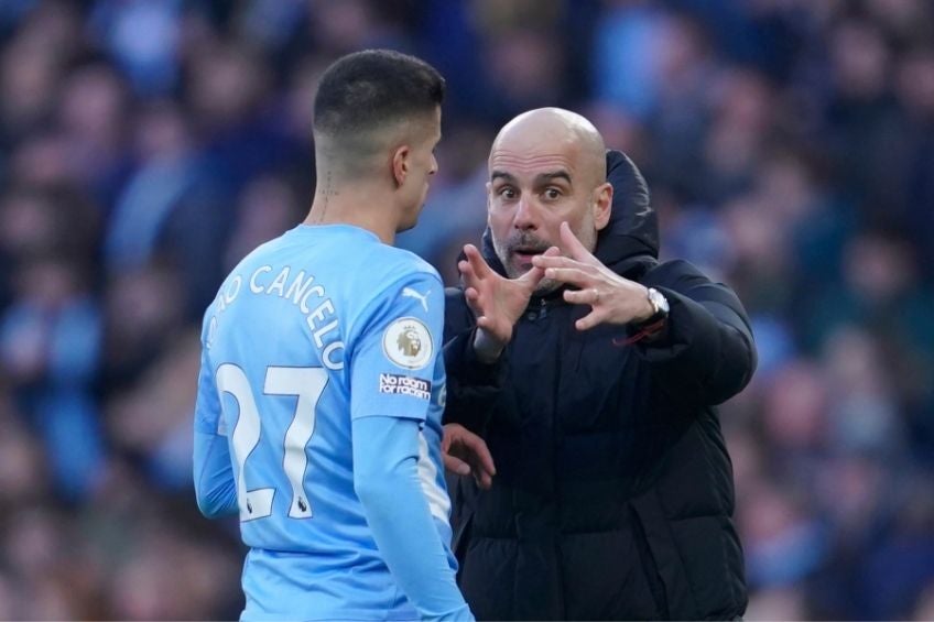 Pep Guardiola dándole instrucciones a Cancelo