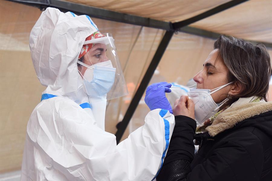 Mujer se realiza una prueba de Covid-19