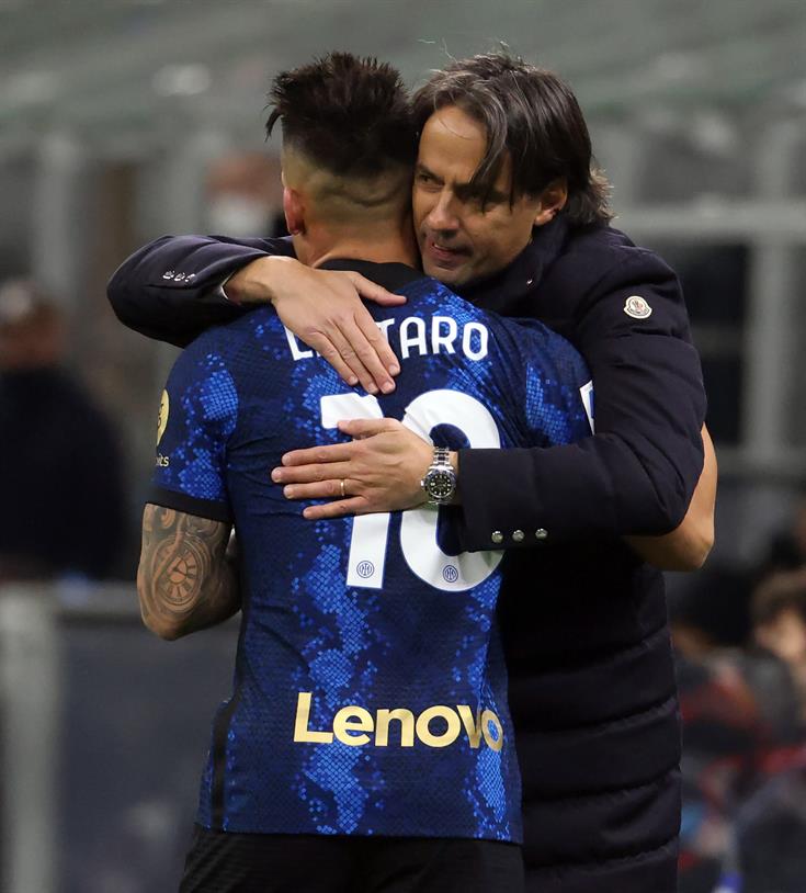 Inzaghi y Martínez festejando un gol