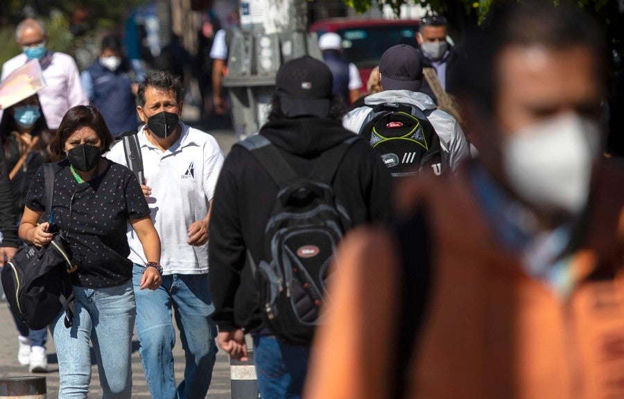 Habitantes de la Ciudad de México con cubrebocas