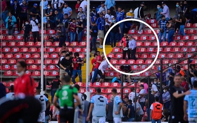 Ricardo junto a su abuelito al momento de la pelea