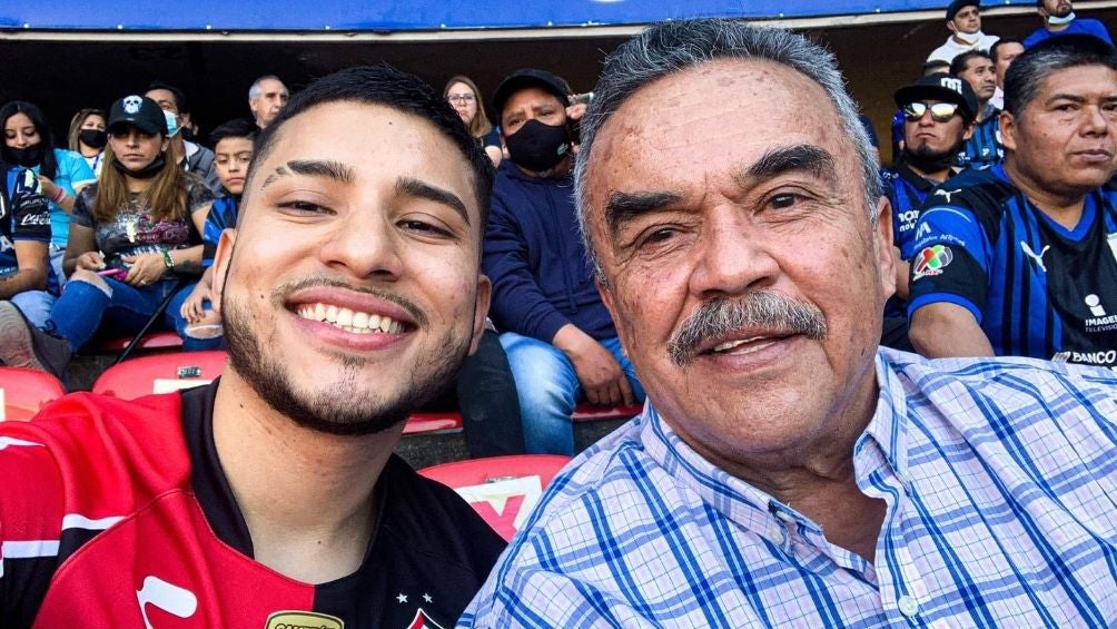 Ricardo junto a su abuelo