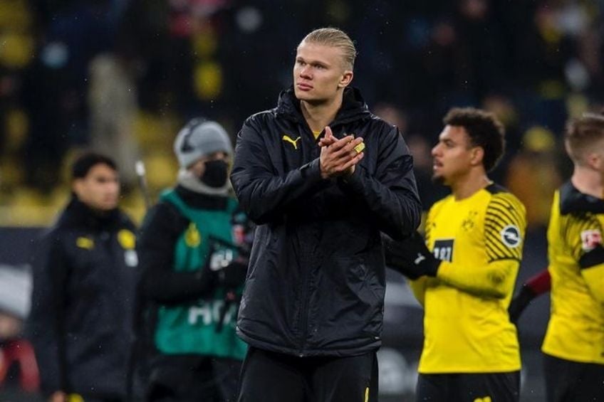 Erling Haaland agradeciendo a los fans del Dortmund