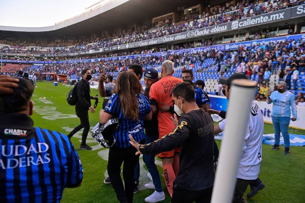 Aficionados invadieron el cancha de la Corregidora