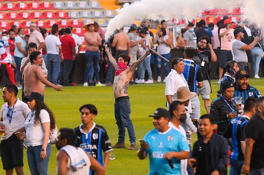 Aficionado con petardos en medio de la cancha de la Corregidora