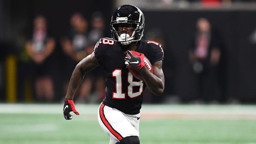 Calvin Ridley jugando partido de la NFL con los Atlanta Falcons