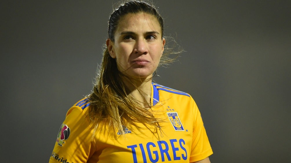 Nayeli Rangel jugando partido con Tigres en la Liga MX Femenil