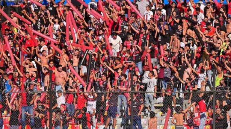 Afición del Atlas elentando a La Academia