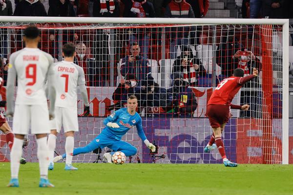 Lewandowski marcó dos de penal