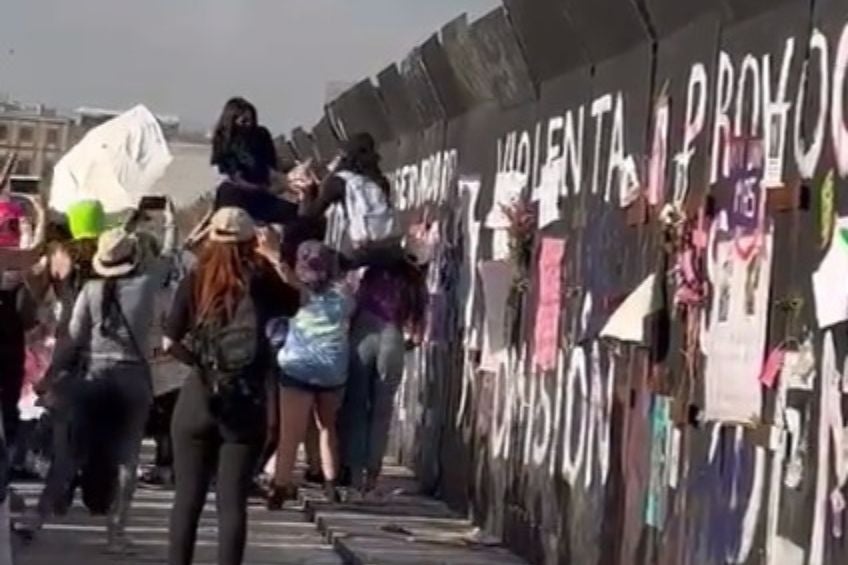 Policías lanzaron gas a mujeres