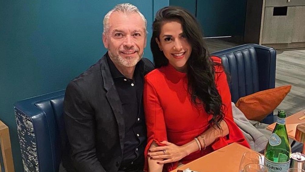 José Luis Higuera junto a Rossana Salgado en un restaurante