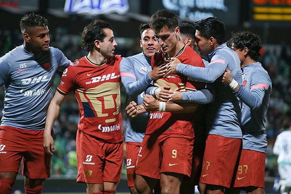 Jugadores de Pumas festejan un gol