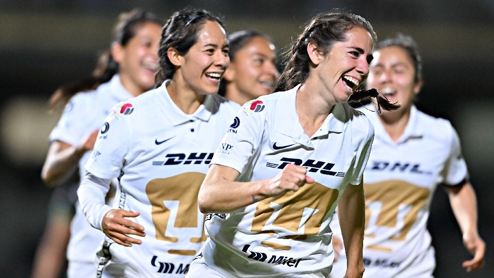 Jugadoras de Pumas festejando gol en partido de la Liga MX Femenil