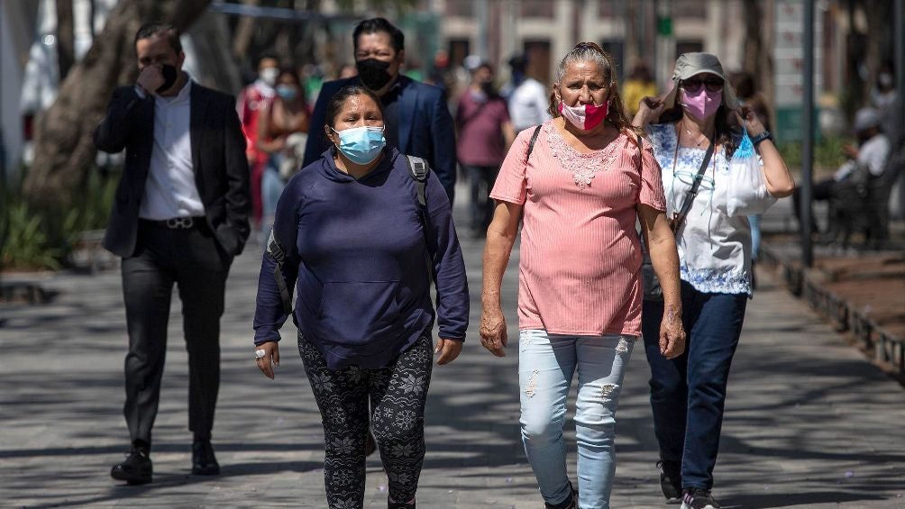 Personas caminando por las calles de la Ciudad de México