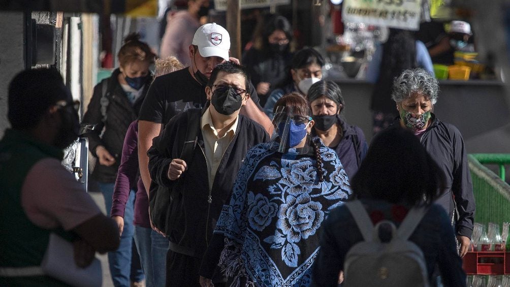 Personas caminando por las calles de la Ciudad de México