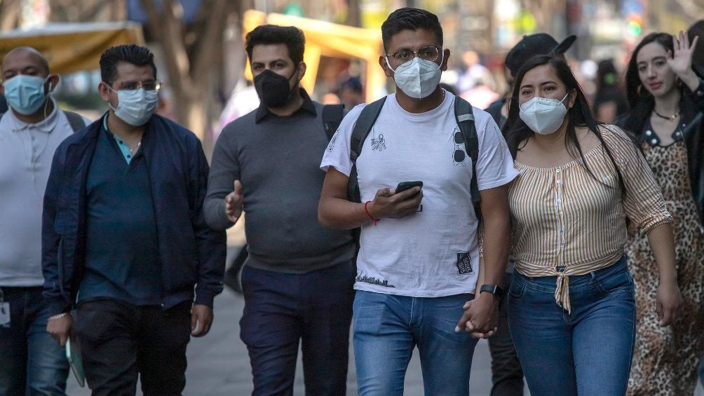 Personas caminando por las calles de la Ciudad de México