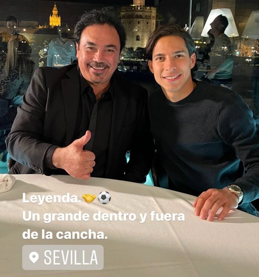 Hugo Sánchez junto a Diego Lainez en un restaurante de Sevilla